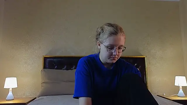 Snapshot of AlinaAldrete chatting on 10/17/25, 04:26 AlinaAldrete online show from 10/17/25, 04:26