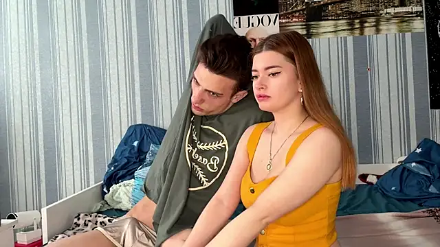 Snapshot of EmiliaCouple chatting on 03/19/26, 05:44 EmiliaCouple online show from 03/19/26, 05:44