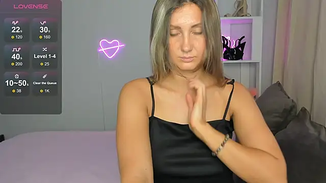 Snapshot of NikkiKiss__ chatting on 10/21/25, 01:39 NikkiKiss   online show from 10/21/25, 01:39