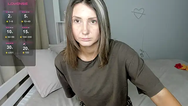 Snapshot of NikkiKiss__ chatting on 10/25/25, 01:35 NikkiKiss   online show from 10/25/25, 01:35