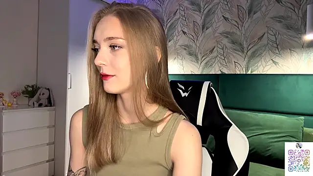Snapshot of EvaPeace chatting on 10/27/25, 04:22 EvaPeace online show from 10/27/25, 04:22