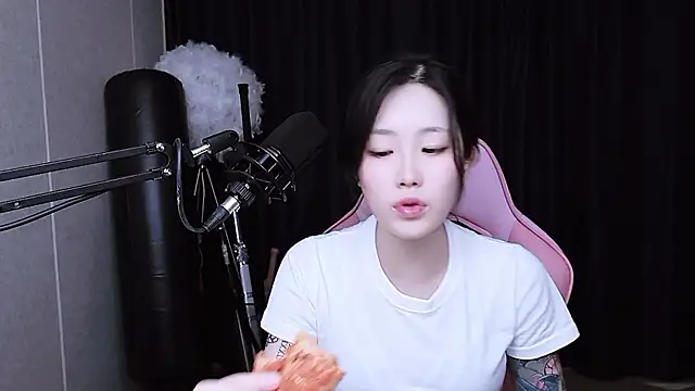 Snapshot of MISA_02 chatting on 11/13/25, 12:48 MISA 02 online show from 11/13/25, 12:48