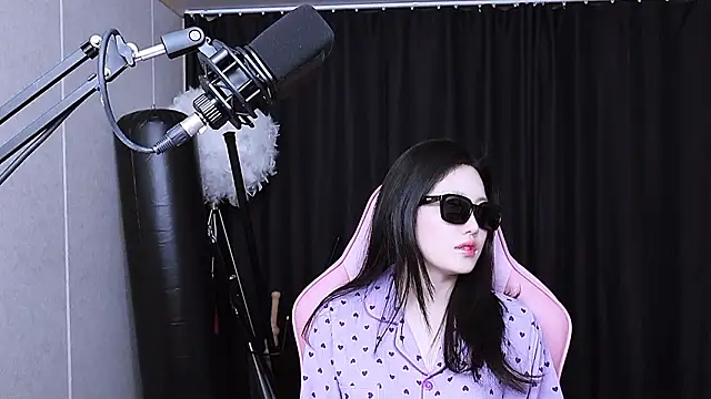 Snapshot of MISA_02 chatting on 11/20/25, 02:06 MISA 02 online show from 11/20/25, 02:06