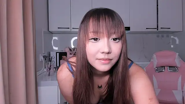 Snapshot of bae_lyn chatting on 10/26/25, 11:27 bae lyn online show from 10/26/25, 11:27