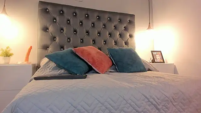 Miiaa Star  online show from 11/17/25, 12:33