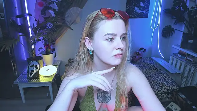 Alexa  Pirs online show from 10/21/25, 03:24