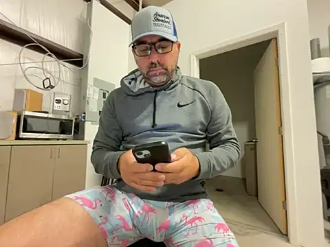 Snapshot of Fun_Time_Ron_2 chatting on 10/22/25, 02:06 Fun Time Ron 2 online show from 10/22/25, 02:06