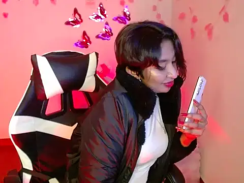 Snapshot of amber__666 chatting on 10/24/25, 01:35 amber  666 online show from 10/24/25, 01:35