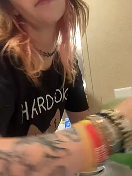 Snapshot of Mustbethemoney1234 chatting on 10/22/25, 06:13 Mustbethemoney1234 online show from 10/22/25, 06:13