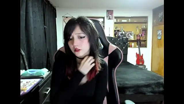 Maki Zein  online show from 11/21/25, 10:14