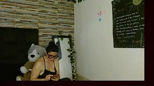 Snapshot of disneey2888 chatting on 10/19/25, 03:07 disneey2888 online show from 10/19/25, 03:07