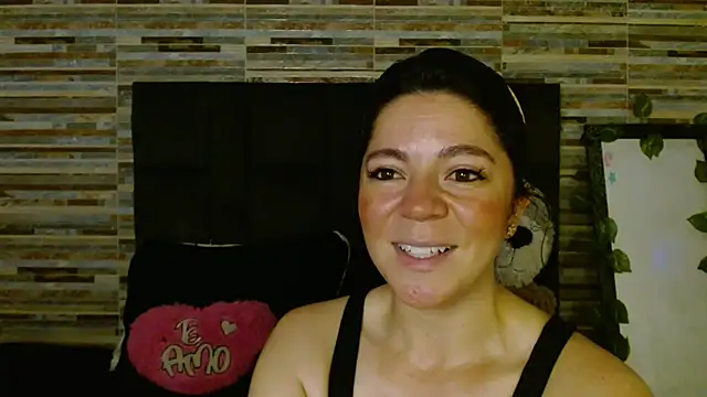 Snapshot of disneey2888 chatting on 10/20/25, 02:17 disneey2888 online show from 10/20/25, 02:17