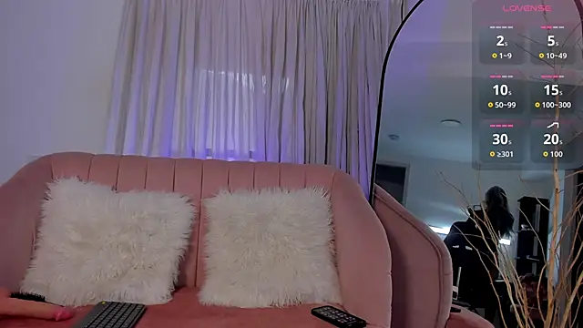 Snapshot of val_dream04 chatting on 10/17/25, 12:08 val dream04 online show from 10/17/25, 12:08