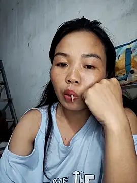 Snapshot of pusi_xinh chatting on 10/15/25, 04:40 pusi xinh online show from 10/15/25, 04:40
