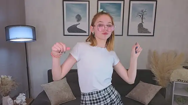 Snapshot of LinhFerrales chatting on 10/15/25, 11:32 LinhFerrales online show from 10/15/25, 11:32