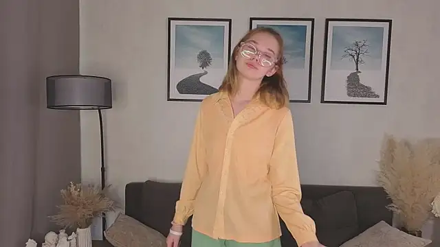 Snapshot of LinhFerrales chatting on 10/22/25, 10:04 LinhFerrales online show from 10/22/25, 10:04