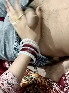 Snapshot of HOT-CPL-11 chatting on 10/31/25, 05:47 HOT-CPL-11 online show from 10/31/25, 05:47