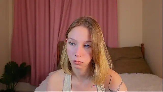 Snapshot of LilyVoise chatting on 10/16/25, 12:39 LilyVoise online show from 10/16/25, 12:39