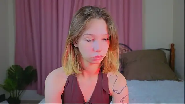 Snapshot of LilyVoise chatting on 10/17/25, 11:57 LilyVoise online show from 10/17/25, 11:57