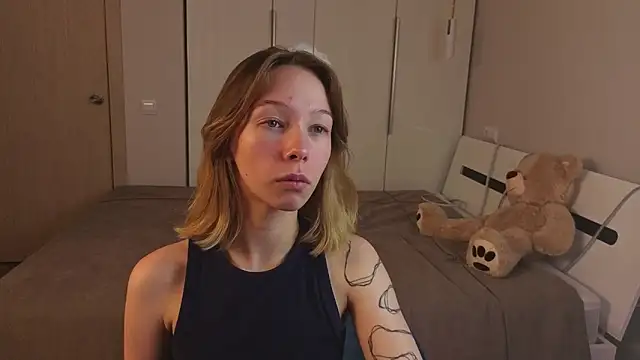 Snapshot of LilyVoise chatting on 10/19/25, 01:01 LilyVoise online show from 10/19/25, 01:01