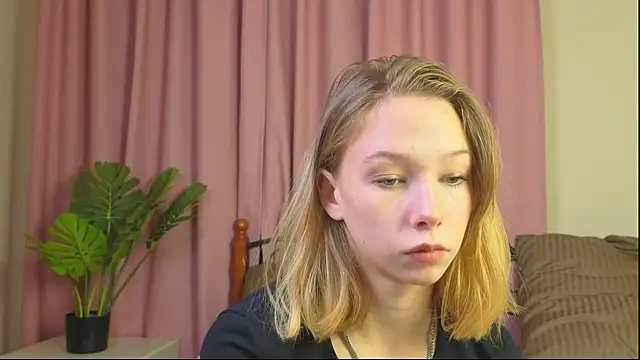 Snapshot of LilyVoise chatting on 10/21/25, 12:28 LilyVoise online show from 10/21/25, 12:28