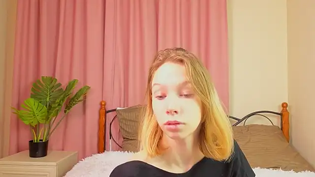 Snapshot of LilyVoise chatting on 10/24/25, 11:28 LilyVoise online show from 10/24/25, 11:28