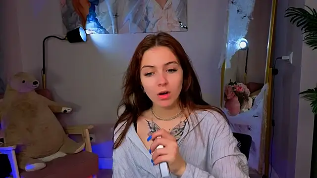 Snapshot of enchanted_bella chatting on 10/26/25, 01:28 enchanted bella online show from 10/26/25, 01:28