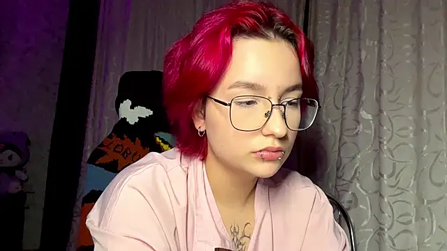 Snapshot of TheaBertch chatting on 10/21/25, 03:46 TheaBertch online show from 10/21/25, 03:46