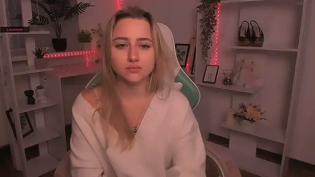 Lulu   Moon online show from 11/27/25, 06:37