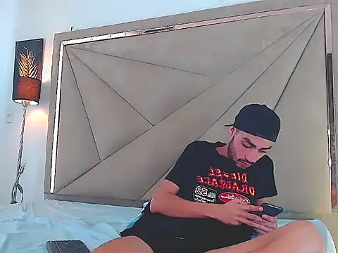 Owen valentin online show from 10/20/25, 03:23