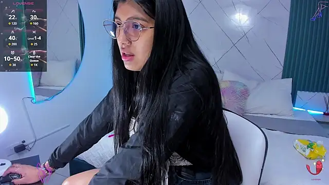 Snapshot of Briseida-White chatting on 10/27/25, 01:37 Briseida-White online show from 10/27/25, 01:37