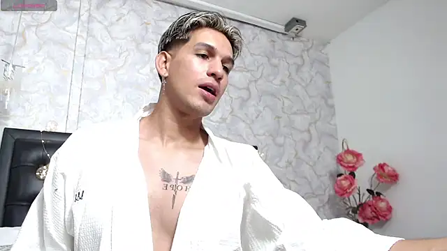 Snapshot of MathiasTaylorr chatting on 10/25/25, 03:58 MathiasTaylorr online show from 10/25/25, 03:58
