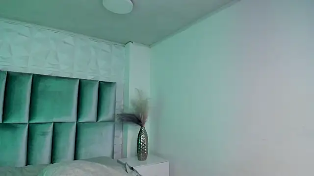 HollyPeach online show from 04/28/26, 02:27