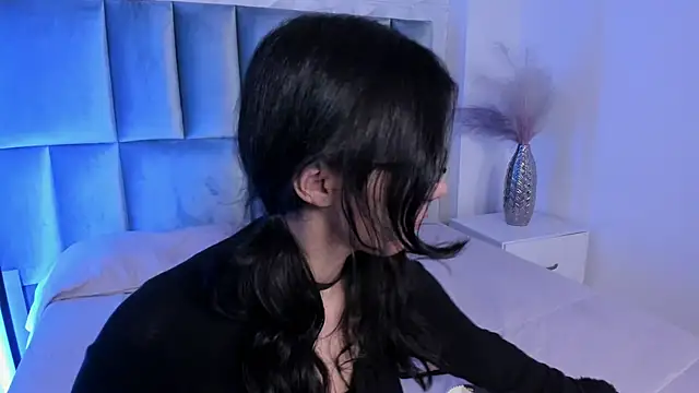 HollyPeach online show from 05/18/26, 07:52