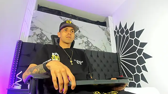 DerryAndIzzy online show from 04/24/26, 04:59