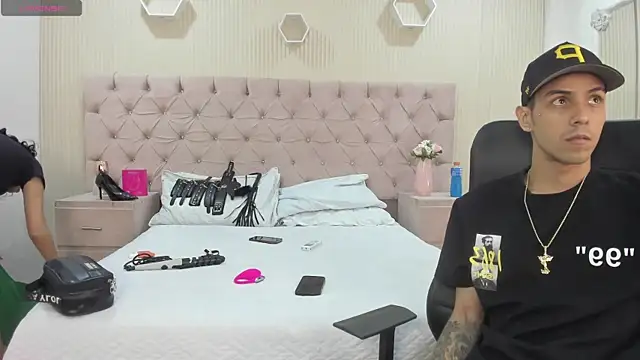 DerryAndIzzy online show from 05/21/26, 05:25