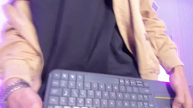 DerryAndIzzy online show from 06/08/26, 04:46