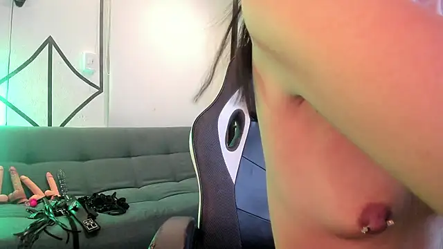 DerryAndIzzy online show from 07/24/26, 11:58