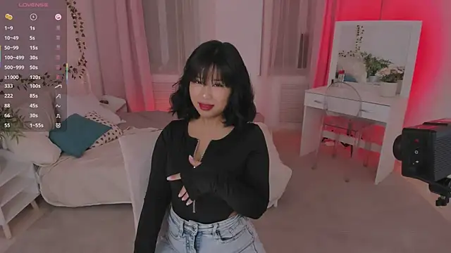 Snapshot of Erika_Kim chatting on 10/18/25, 06:05 Erika Kim online show from 10/18/25, 06:05