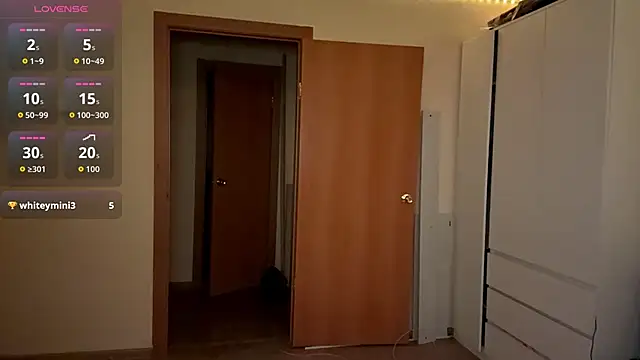 Snapshot of RippingConsole chatting on 10/19/25, 09:21 RippingConsole online show from 10/19/25, 09:21