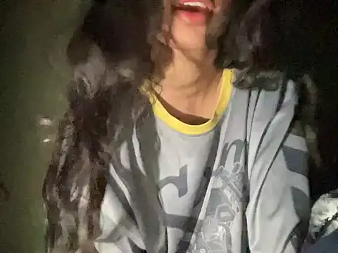 Snapshot of youngriri2 chatting on 11/15/25, 06:48 youngriri2 online show from 11/15/25, 06:48