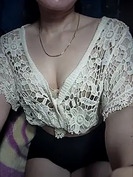 Snapshot of LeanaLy chatting on 10/14/25, 12:00 LeanaLy online show from 10/14/25, 12:00