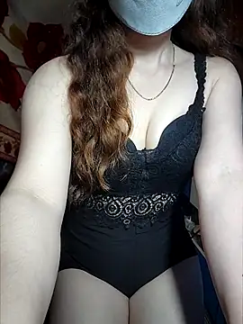 Snapshot of LeanaLy chatting on 10/16/25, 02:45 LeanaLy online show from 10/16/25, 02:45