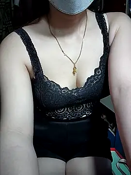 Snapshot of LeanaLy chatting on 10/17/25, 12:30 LeanaLy online show from 10/17/25, 12:30
