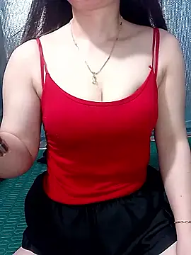Snapshot of LeanaLy chatting on 05/13/26, 12:30 LeanaLy online show from 05/13/26, 12:30