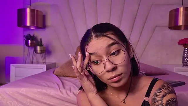 AlyssaRay online show from 01/12/26, 07:30