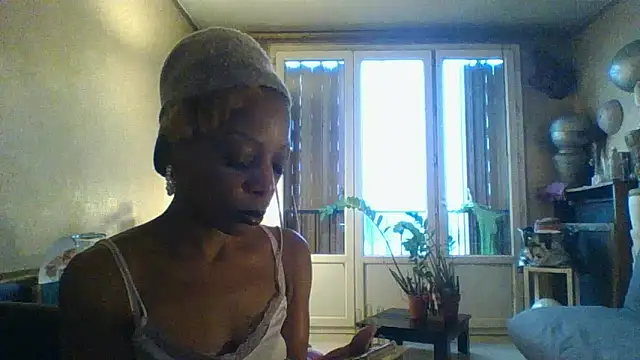 Snapshot of ulnaoumy chatting on 10/19/25, 04:07 ulnaoumy online show from 10/19/25, 04:07