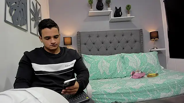 Snapshot of violeta_and_maxx chatting on 10/28/25, 02:48 violeta and maxx online show from 10/28/25, 02:48