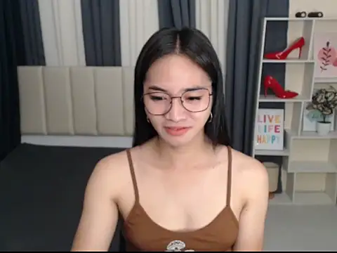 Snapshot of PetiteAsianMarian chatting on 10/24/25, 06:04 PetiteAsianMarian online show from 10/24/25, 06:04