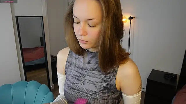 Snapshot of NeonyMuse chatting on 11/21/25, 10:36 NeonyMuse online show from 11/21/25, 10:36